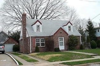 120 Fairfield Ave, Mineola, NY 11501