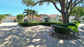 718 Reef Point Cir, Naples, FL 34108