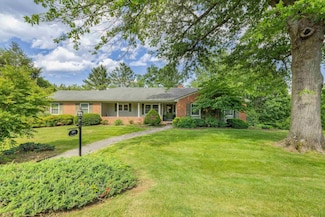 1010 Fairway Dr, Waynesboro, VA 22980