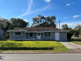 111 Del Monte Ln, Highlands, TX 77562