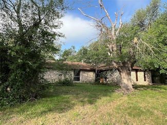 2201 Bel Air Dr, Taylor, TX 76574