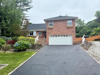 39 Oakdale Rd, Roslyn Heights, NY 11577