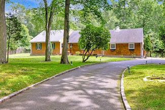 118 Harbor Rd, Saint James, NY 11780