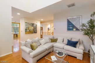 618 Turlington Ct, Livingston, NJ 07039