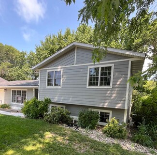 908 6th St, Spirit Lake, IA 51360