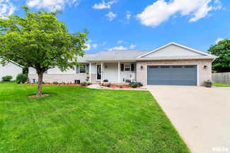 3785 Oakwood Cir, Taylorville, IL 62568