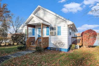 24998 Lakeshore Dr, Dowagiac, MI 49047