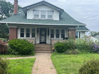 221 E Dean St, Freeport, NY 11520