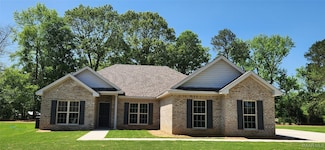 135 Savannah Ct, Deatsville, AL 36022