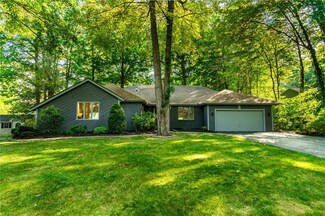 9 Woodbriar Ln, Rochester, NY 14624