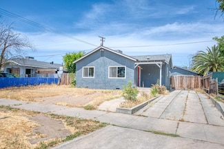 4487 E Bend Ave, Fresno, CA 93702