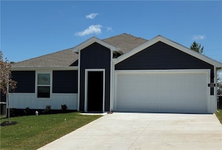 102 NW Granny Smith St, Gentry, AR 72734