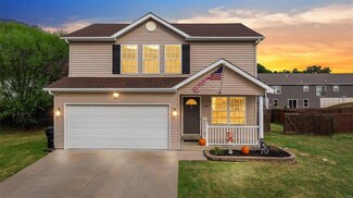 141 Village Circle Dr, Winfield, MO 63389