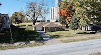 405 S Johnston St, Kenney, IL 61749