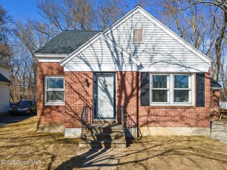 27 Crescent Dr, Albany, NY 12208