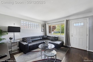 22622 Harmon St, Saint Clair Shores, MI 48080