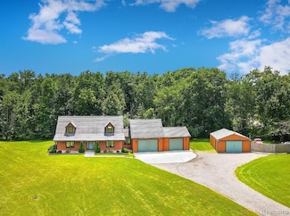 7653 Chase Lake Rd, Fowlerville, MI 48836