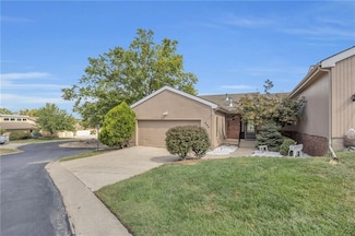 444 NE Point Dr, Lees Summit, MO 64064