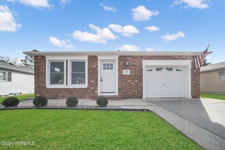 37 Pirogue St, Toms River, NJ 08757