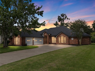 2221 Lake Forrest Dr, West Columbia, TX 77486