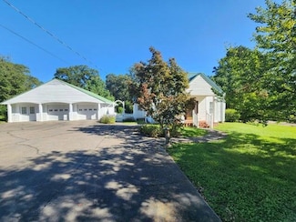 1220 W 6th St, Prentiss, MS 39474