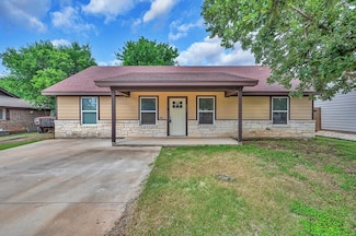 210 N Harrison St, Mc Gregor, TX 76657