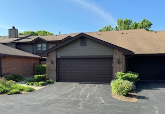 37 White Birch Ln, Westmont, IL 60559