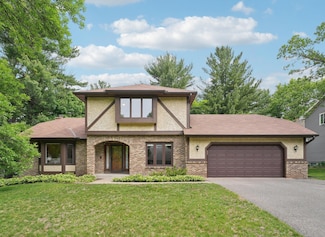 669 Lake Pine Dr, Saint Paul, MN 55126