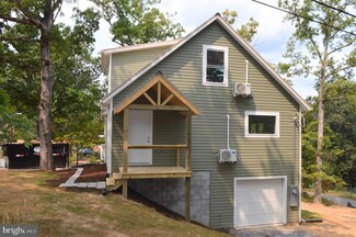 15 Hilltop St, Berkeley Springs, WV 25411