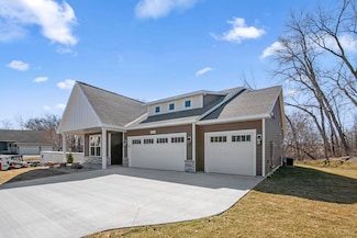 634 E 6th St, Chaska, MN 55318