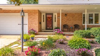 211 Orleans Dr, Bloomington, IL 61701