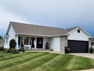 1407 S Pine Ridge Ct, Juniata, NE 68955