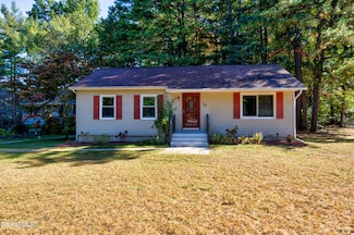 24 Robin Ct, Saratoga Springs, NY 12866