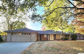 220 Willowbrook Dr, Mason City, IA 50401