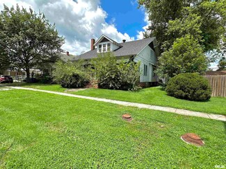 433 E North Ave, Flora, IL 62839