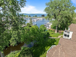 102 Abbey Ridge Ct, Fontana, WI 53125