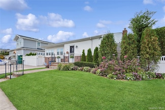 2 Leamington St, Lido Beach, NY 11561