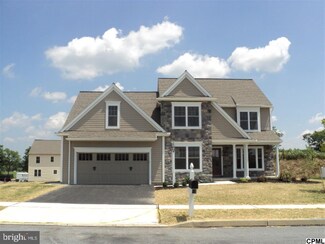 320 Goldfinch Ln, Hummelstown, PA 17036