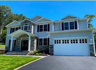 85 Roundtree Dr, Plainview, NY 11803