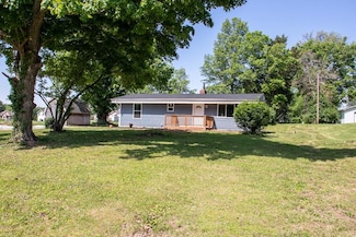 1015 N Idler Ln, Greenville, IL 62246