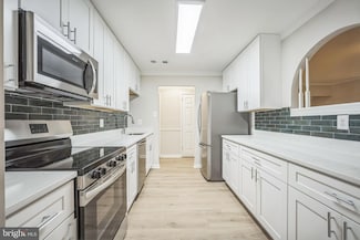529 Florida Ave Unit 202, Herndon, VA 20170