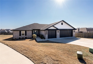 1303 Eagle Ct, Gravette, AR 72736