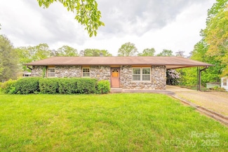 18 Progress Ln, Candler, NC 28715
