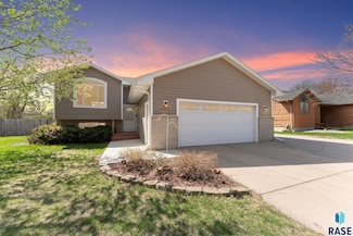 605 Quail Cir, Harrisburg, SD 57032