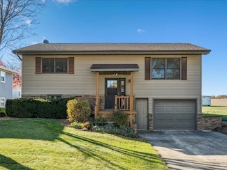 812 2nd St NW, Dyersville, IA 52040