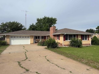 214 E 20th St, Hays, KS 67601