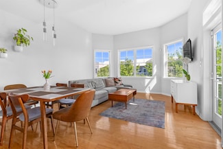 4 Constellation Place Unit 401, Jersey City, NJ 07305