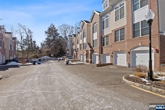 3 Ashley Ct, Hawthorne, NJ 07506