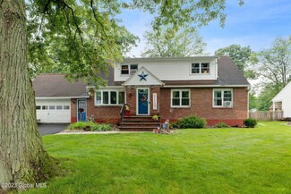 8 Puritan Dr, Schenectady, NY 12306