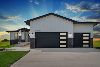3910 Broomfield Dr, Cedar Falls, IA 50613